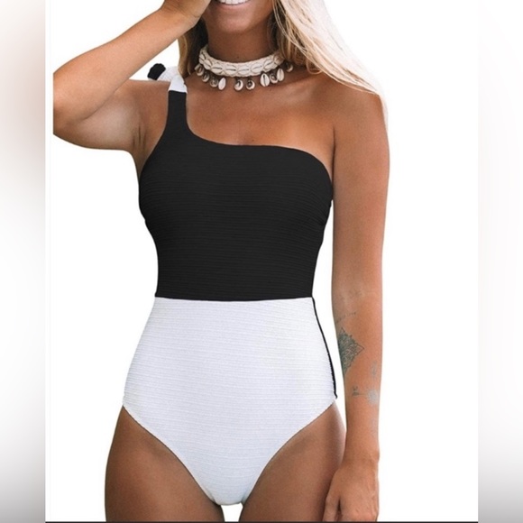 Cupshe Black and white one shoulder one piece swimsuit - Picture 1 of 4